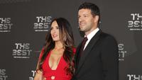 Mantan pesepak bola Jerman, Michael Ballack bersama pacarnya Natacha Tannous saat menghadiri FIFA Football Awards di London, Inggris, Senin (24/9). FIFA Football Awards merupakan penghargaan untuk para pesepak bola terbaik. (Adrian DENNIS/AFP)