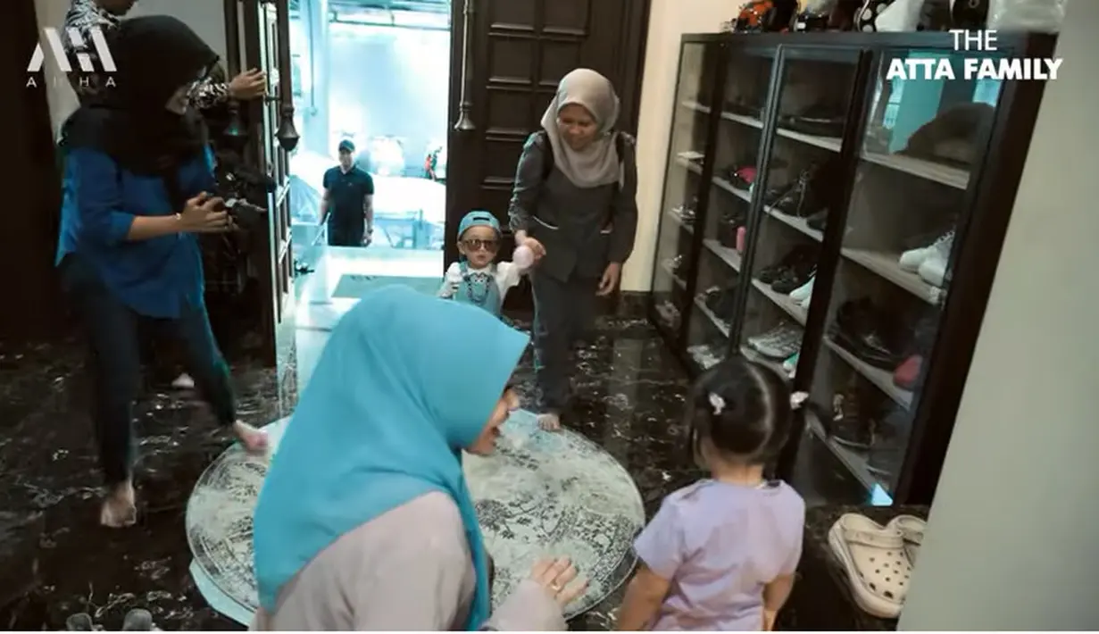 Rayyanza alias Cipung bersama pengasuhnya saat baru sampai di rumah baby Ameena. Penampilan anak kedua Raffi Ahmad dan Nagita Slavina tersebut membuat banyak warganet makin gemas. [Youtube/AH]