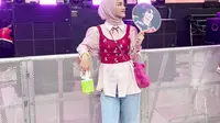 Mencari inspirasi outfit nyentrik untuk konser dengan sentuhan wastra? Bisa tiru gaya Rania Sukandari yang memadukan blus pinknya dengan crop tank top batik dan celana jeans. [@raniaskdr_].