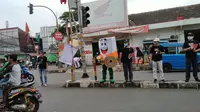 Petugas KPUD melakukan sosialisasi pilkada di berbagai titik di Kota Depok. (Liputan6.com/ George Genesis)