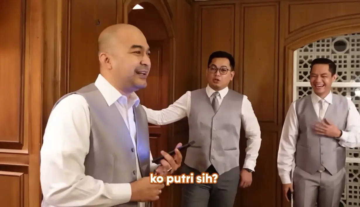 Sempat menanyakan ke teman-temannya, Dude tampak tertawa melihat David Chalik bingung dan mengingat-ingat. Sedangkan para bridesmaid tampak tertawa dan kemudian dijawab oleh istrinya. [Youtube/The Bramantyo]