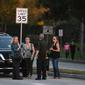 Orangtua siswa yang panik mencari kabar anak mereka setelah laporan penembakan massal sekolah menengah atas di Parkland, Florida, AS, Rabu (14/2). Pelaku sebelumnya pernah bersekolah di sekolah itu, dan dikeluarkan karena pelanggaran disiplin (AP PHOTO)