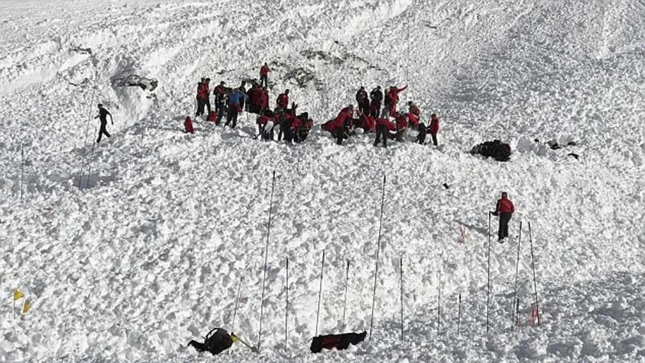 Tim penyelamat mencari korban longsor salju di pegunungan Alpen tepatnya di Gunung Jochgrubenkopf. (AP)