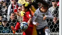 Penyerang Amerika Serikat, Alex Morgan berjibaku dengan dua pemain Vietnam dalam laga babak grup Piala Dunia Wanita 2023 di Eden Park, Auckland, Selandia Baru, Sabtu (22/7/2023). (AFP/Saeed Khan)