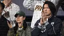 <p>Pertandingan baseball bergengsi LA Dodgers sedang diadakan di Seoul, Korea Selatan. Beberapa artis Korea terlihat turut menyaksikan pertandingan ini, termasuk pasutri Hyun Bin dan Son Ye Jin. [Foto: Instagram/notyourfairytale]</p>
