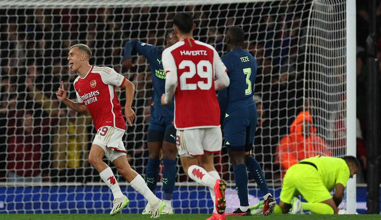 Leandro Trossard (kiri) sebelumnya sempat berlaga di kompetisi Eropa, yaitu Europa League bersama RKC Genk dan Arsenal. Di Liga Champions 2023/2024, menjadi debutnya di kompetisi tertinggi Eropa. Serupa dengan Bukayo Saka, ia juga langsung mencetak 1 gol dan 1 assist saat Arsenal menang 4-0 atas PSV Eindhoven. (AFP/Adrian Dennis)