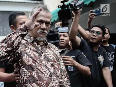 Tersangka kasus narkoba yang juga aktor senior Tio Pakusadewo menyapa awak media sebelum dibawa Kejaksaan Negeri Jakarta Selatan di Direktorat Reserse Narkoba Polda Metro Jaya, Jakarta, Selasa (3/4). (Liputan6.com/Faizal Fanani)