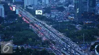 Kendaraan menyemut di Tol Dalam Kota kawasan Gatot Subroto, Jakarta, Jumat (9/9). Bertambahnya volume kendaraan jelang libur panjang Idul Adha membuat lalu lintas menjadi macet. (Liputan6.com/Gempur M Surya)