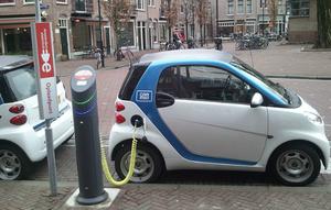 Ilustrasi mobil listrik sedang mengalami pengisian daya baterai di Amsterdam, Belanda. (Sumber Flickr/lhirlimann)