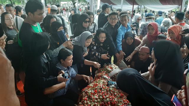 Warga melakukan tabur bunga di makam Ani Yudhoyono yang dikebumikan di TMP Kalibata, Jakarta, Minggu (2/6/2019).
