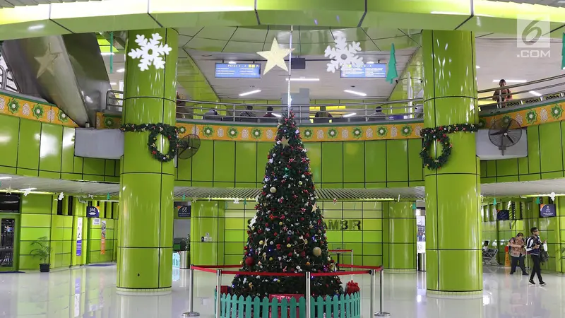 Jelang Akhir Tahun, Dekorasi Natal dan Tahun Baru Hiasi Stasiun Gambir