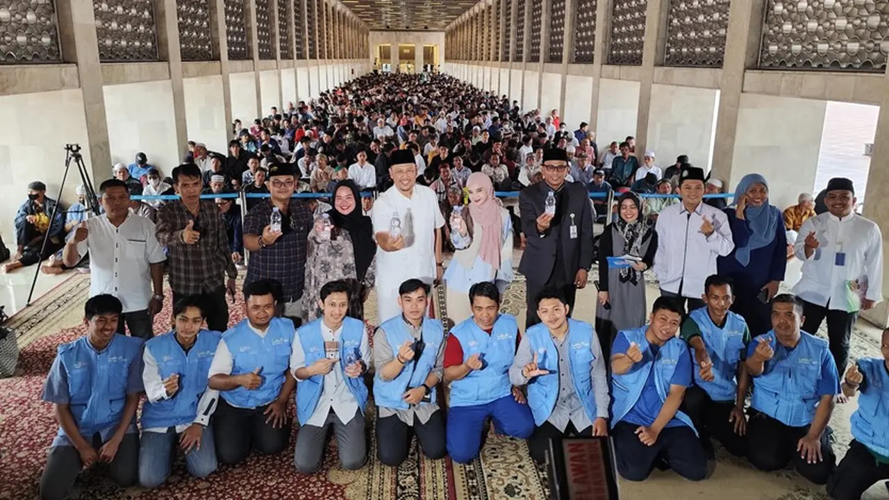 Buka Puasa Bersama Le Minerale: Ribuan Jemaah Masjid Istiqlal Nikmati Air Mineral Berkualitas