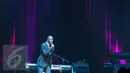 Penampilan penyanyi Brian McKnight di atas panggung konser The 90's Soul Ace di kawasan Kasablanka, Jakarta, Kamis (8/12). Konser ini berhasil mengajak penonton bernostalgia sambil mengobati kerinduan akan musik tahun 90-an. (Liputan6.com/Herman Zakharia)