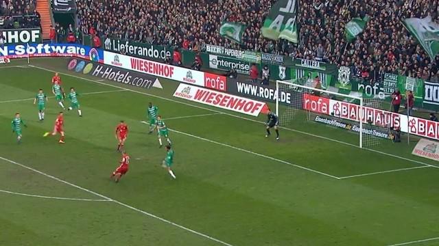 Berita video korban tendangan first time gelandang Bayern Munchen, Arjen Robben, adalah kamera televisi. This video presented by BallBall.