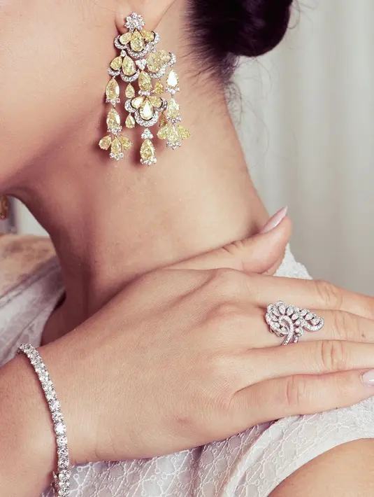 Raline Shah merasa tampilannya seperti mimpi yang nyata untuk menggambarkan look yang dipakainya di hari kedua menghadiri festival film bergengsi tersebut (Foto: Instagram @chopard)