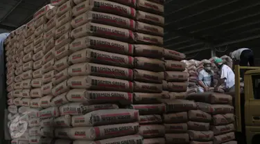 Pekerja tengah meletakkan karung semen di Jakarta, Rabu (27/1).Penjualan semen sepanjang 2015 mencapai 61,00 ton, naik 1,8% dibanding tahun sebelumnya 59,90 juta ton. (Liputan6.com/Angga Yuniar)