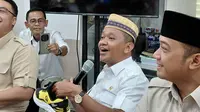 Bahlil Pamer Pakai Sepatu Rp 250 Ribu: Ini Produk UMKM, Warnanya Kuning