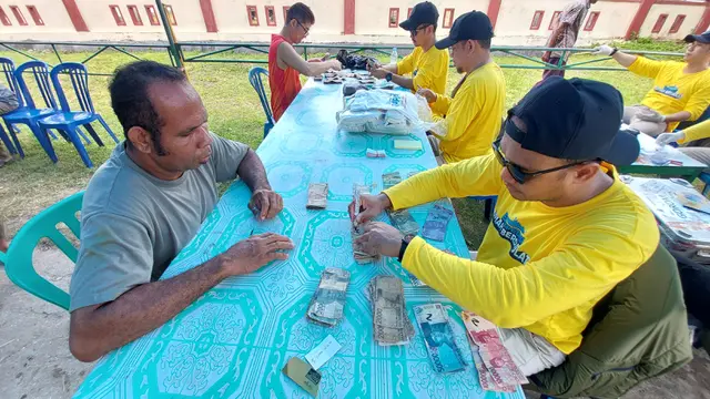 Petugas Ekspedisi Rupiah Berdaulat Bank Indonesia menjaga uang tunai baru. (Foto: Liputan6.com/Arief RH)