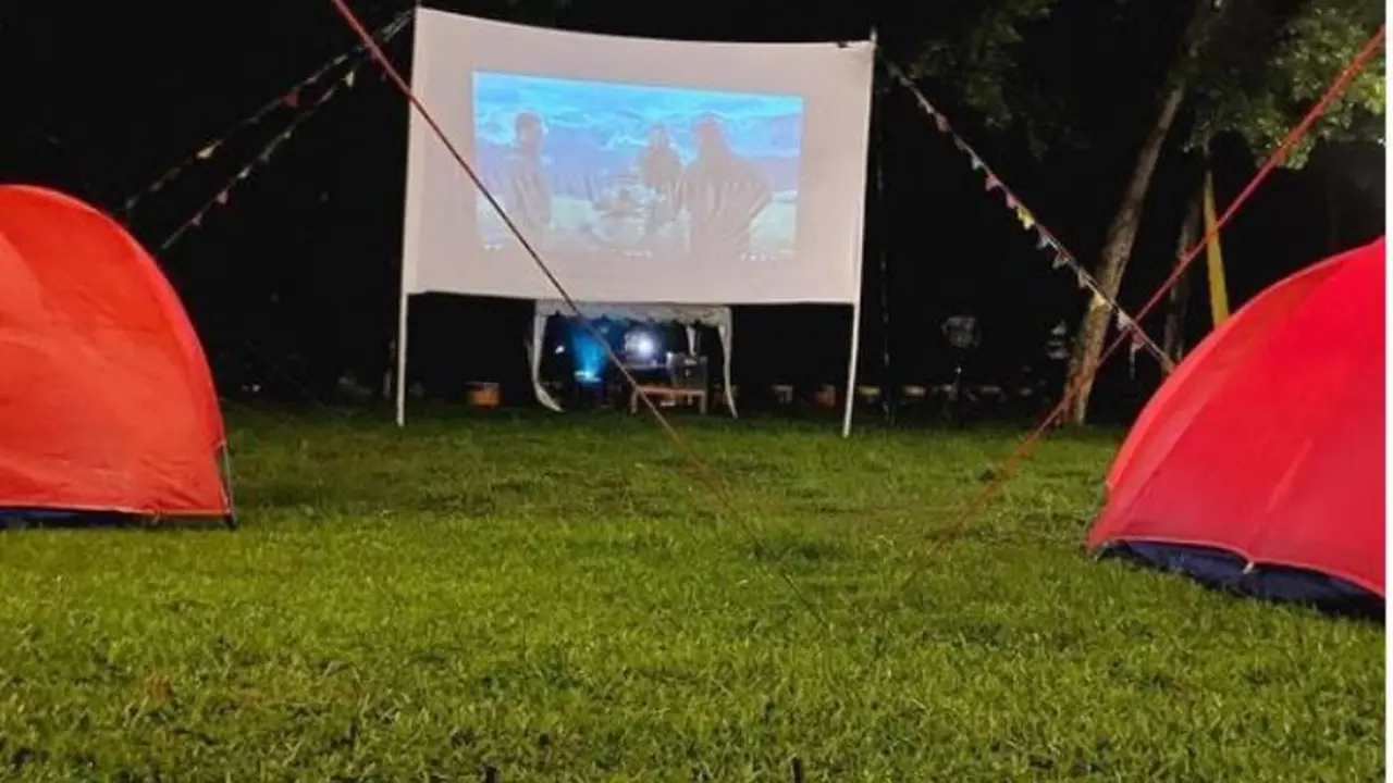 Ada Wisata Berkemah Sambil Nonton Film di Bogor