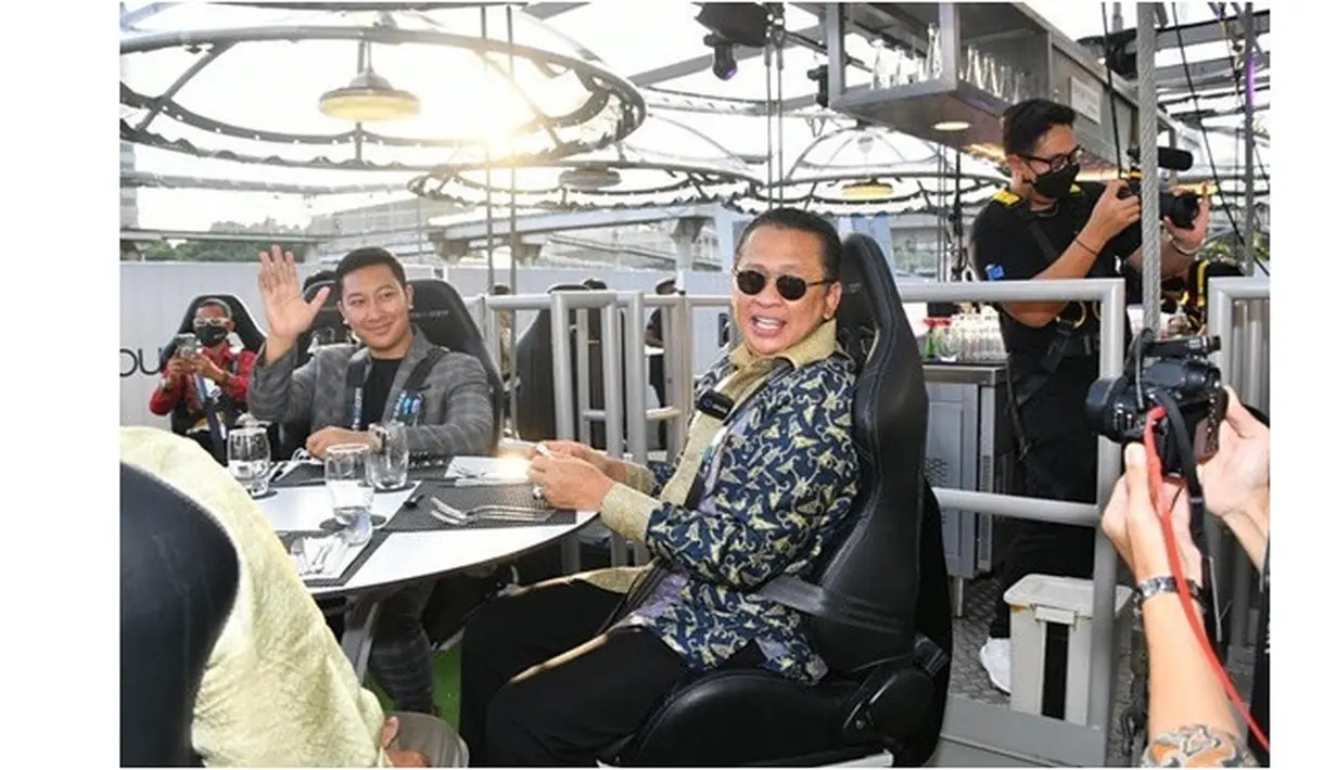 Bambang Soesatyo dan Darma Mangkuluhur Hutomo mencoba wahana Lounge in The Sky. (Sumber: Instagram/darmamh)