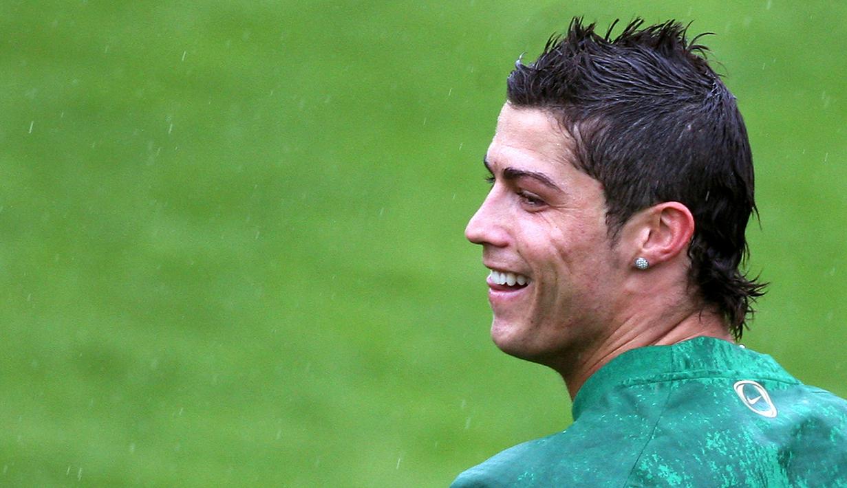 Cristiano Ronaldo tersenyum saat latihan bersama Timnas Portugal jelang laga Piala Eropa 2008. (AFP/Francisco Leong)