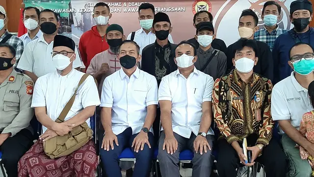 Direktur Identifikasi dan Sosial (Idensos) Densus 88 Antiteror, Brigjen Pol Arif Makhfudiharto saat memberikan bantuan kepada para mantan narapidana teroris di kawasan Pluit, Jakarta Utara. (Liputan6.com/Ady Anugrahadi)