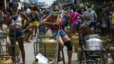 Warga memakai masker saat antre membeli gas murah dari Petrobrás Oil Tankers Union di favela Vila Vintem, Rio de Janeiro, Brasil, Jumat (12/3/2021). Kegiatan ini sebagai kampanye solidaritas untuk memperingati Hari Perjuangan Nasional Pertahanan Perusahaan Milik Negara. (AP Photo/Bruna Prado)