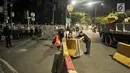 Petugas Dishub DKI dibantu polisi memasang pembatas beton dan kawat berduri di perempatan Jalan Imam Bonjol, Jakarta Pusat, Senin (20/5/2019). Menjelang pengumuman hasil Pemilu 2019 puluhan personel gabungan Polisi dan Brimob juga telah bersiaga di sekitar kantor KPU. (merdeka.com/Iqbal S Nugroho)