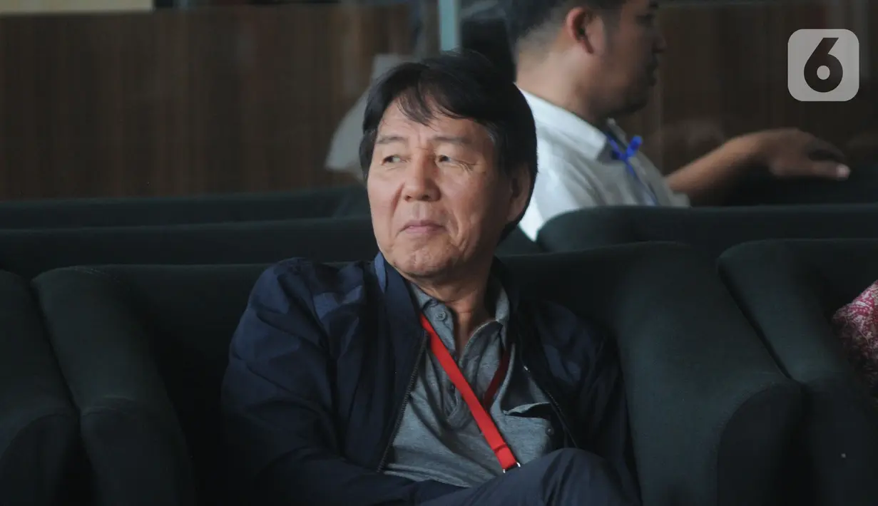 General Manager Hyundai Engineering Construction, Henry Jung berada di ruang tunggu sebelum pemeriksaan di gedung KPK, Jakarta, Kamis (5/12/2019). Henry Jung diperiksa sebagai tersangka dugaan suap proses perizinan proyek Pembangkit Listrik Tenaga Uap (PLTU) 2 Cirebon. (merdeka.com/Dwi Narwoko)