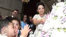 Penyanyi Krisdayanti memotong kue saat merayakan ulang tahunnya di kawasan SCBD, Jakarta, Kamis (24/03/2016). Sejumlah keluarga besar Krisdayanti datang pada acara ulang tahun tersebut. (Liputan6.com/Herman Zakharia)