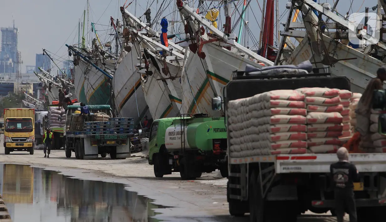 Sejumlah truk saat bongkar muat di kawasan pelabuhan Sunda Kelapa, Jakarta, Sabtu (21/11/2020). Usai diterjang banjir rob yang melanda Pelabuhan Sunda Kelapa, aktivitas bongkar muat kembali normal. (merdeka.com/Imam Buhori)