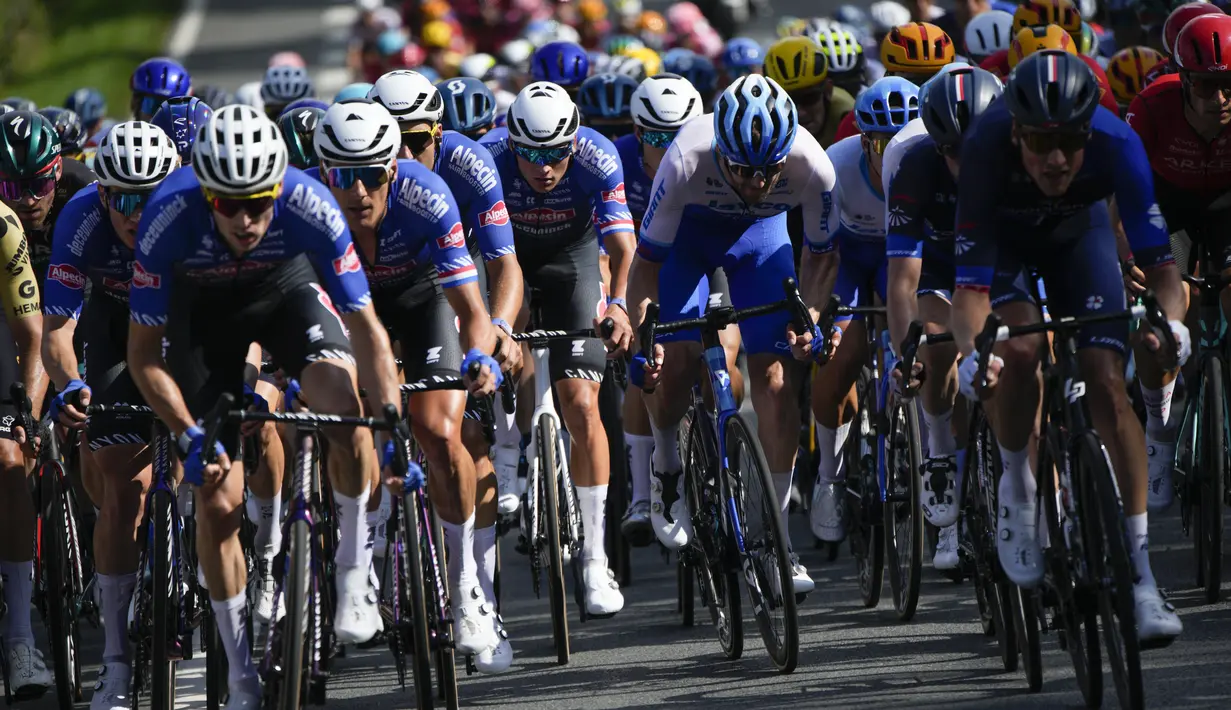<p>Pebalap tim UAE Adam Yates asal Inggris mempertahankan kaus kuning di puncak klasemen umum saat seluruh penantang serius Tour tahun ini finis bersamaan dalam peloton utama pada etape sejauh 182 km dari Spanyol ke Bayonne yang berada di bagian barat daya Prancis itu. (AP Photo/Daniel Cole)</p>