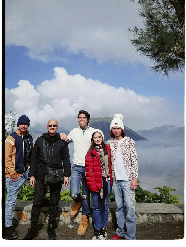 Ahmad Dhani dan Mulan Jameela liburan keluarga di Borobudur hingga Bromo (Foto: instagram @tissabiani)