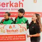 Owner & Director of Geprek Bensu, Jordi Onsu (kiri) dan Head of Product Communications Gojek, Rosel Lavina (kanan) memberikan donasi 1.000 perangkat ibadah berupa sajadah, tasbih, sarung dan Al-Qur’an kepada mitra driver Gojek di Jabodetabek pada peluncuran program Berkah (Berbagi dan Sedekah) di Jakarta (10/03/2023). (Liputan6.com)