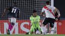 Di tengah situasi yang tidak normal, River Plate ternyata masih bisa bermain luar biasa. Mereka mencetak dua gol cepat untuk membuat Santa Fe tertekan. (Foto: AFP/Pool/Juan Ignacio Roncoroni)