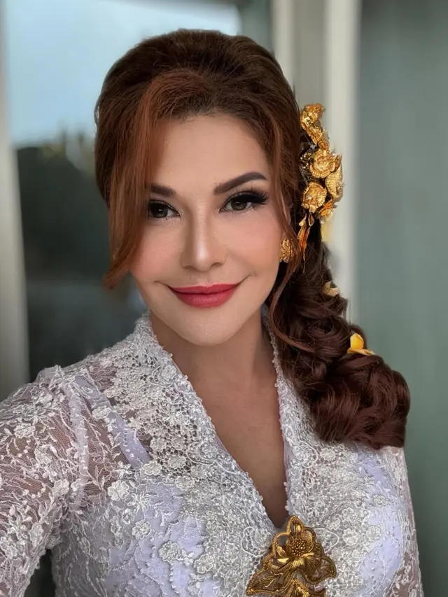Tamara Bleszynski saat Hadir di Lamaran Teuku Rassya dengan tatanan rambut khas Bali. [@tamarableszynskiofficial]