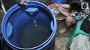 Warga terpaksa mencuci pakaian dengan air PAM yang masih keruh dan berbau di Kampung Baru Kubur Koja, Penjaringan, Jakarta, Minggu (6/10/2019). Akibat peristiwa ini warga terpaksa menggunakan air sumur milik tetangga setempat. (merdeka.com/Iqbal S Nugroho)