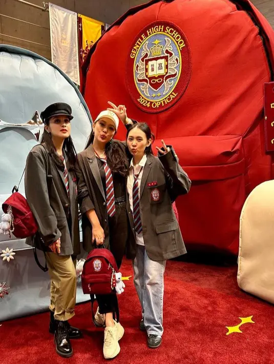 Ketiganya pun kompak mencoba seragam sekolah bak siswi Korea Selatan. Dengan luaran abu-abu lengkap dengan dasi dan tas backpack merahnya. [@sandradewi88]