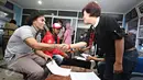 Personel Grup Band Slank, Kaka saat akan menjalani tes HIV di Jakarta, Selasa (8/12). Kegiatan tersebut diadakan sebagai bentuk kepedulian Slank bersama Slankers dalam peringatan hari AIDS sedunia. (Liputan6.com/Immanuel Antonius)