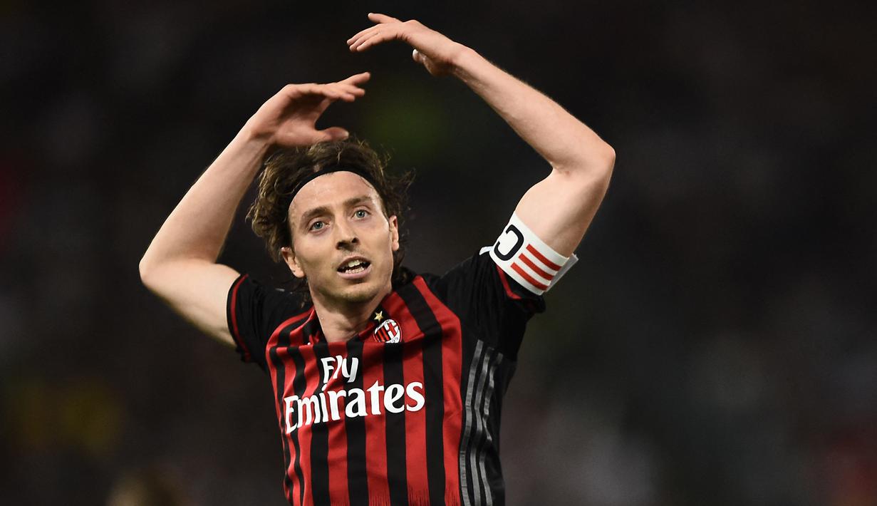 Riccardo Montolivo. Gelandang Italia berusia 37 tahun ini memutuskan bergabung dengan AC Milan pada awal musim 2012/2013 usai meninggalkan Fiorentina dengan status bebas transfer. Ia memperkuat AC Milan selama 7 musim hingga 2018/2019 dengan tampil dalam total 158 laga di semua ajang dengan torehan 10 gol dan 15 assist. Pada Juli 2019 ia memutuskan pensiun bersama AC Milan. (AFP/Filippo Monteforte)