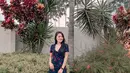 Wanita asal Banyuwangi ini juga digadang-gadang menjadi saingan Nella Kharisma. Gayanya pun juga tak kalah modis dari pedangdut lainnya. Kini ia tampil anggun dengan dress motif buah cherry. (Liputan6.com/IG/@iam_vitaalvia)