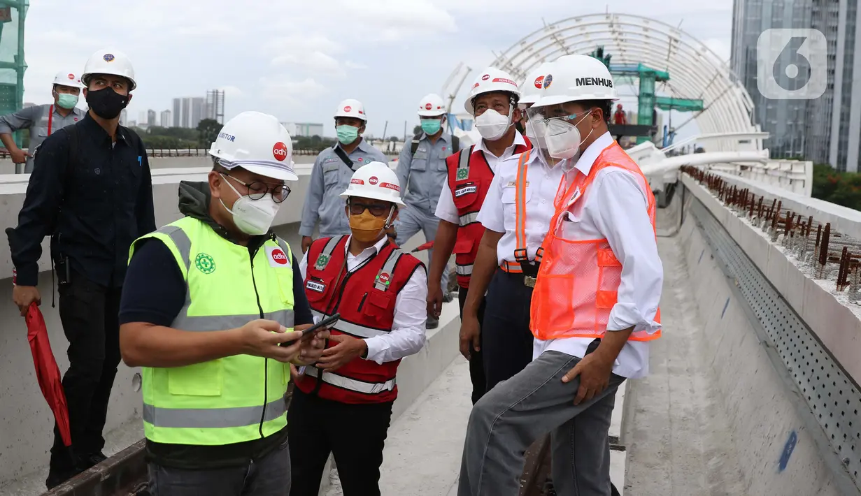Menteri Perhubungan, Budi Karya Sumadi (kanan) saat meninjau Jembatan Bentang Panjang Dukuh Atas LRT Jabodebek, Jakarta, Minggu (29/11/2020). Pada kunjungannya, Menhub Budi Karya juga berdiskusi tentang rencana sistem integrasi antarmoda dengan stakeholder terkait. (Liputan6/Helmi Fithriansyah)