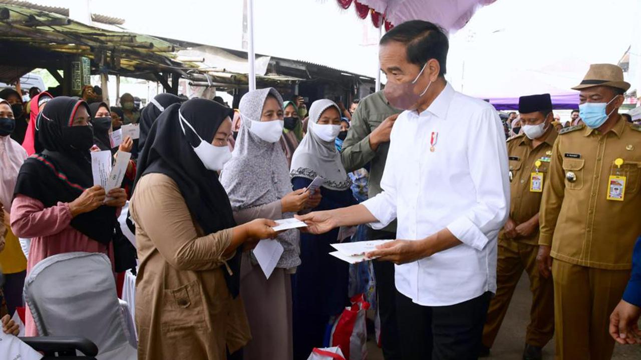 FOTO: Presiden Jokowi Serahkan Bansos untuk Pacu Pertumbuhan Ekonomi dan Jaga Daya Beli Masyarakat