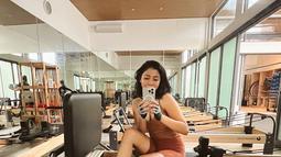 Naysila Mirdad cukup sering mengabadikan momen olahraga dengan mengunggah foto di Instagram pribadinya. Seperti saat latihan pilates, meski tanpa makeup dan berkeringat ia tetap terlihat menawan.(Liputan6.com/IG/@naymirdad)