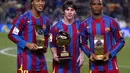 Penyerang Barcelona, Lionel Messi (tengah) berpose dengan trofi Golden Boy-nya bersama Ronaldinho (kiri) dan Samuel Eto'o sebelum pertandingan Liga Spanyol melawan Celta Vigo di stadion Camp Nou di Barcelona , 20 Desember 2005. (AFP/Cesar Rangel)