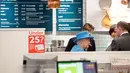 Ratu Elizabeth II berbincang dengan karyawan pasar swalayan Waitrose pada kunjungannya ke kota Poundbury, Inggris (27/10). (Reuters/Justin Tallis)
