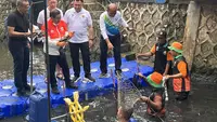 Pramono Turun ke Bantaran Langsung, Pimpin Gerakan Tangkap Ikan Sapu-Sapu