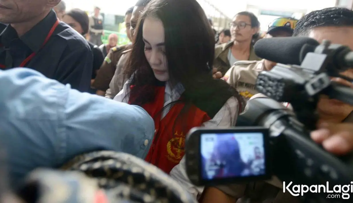 Rambutnya yang hitam dan panjang, kini dibiarkan terurai begitu saja. Wajahnya dihiasi dengan polesan bedak dan blush on tipis. Serta lipstick berwarna cokelat juga mewarnai bibirnya. (Bayu Herdianto/Kapanlagi.com)