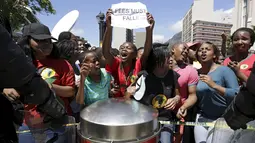 Pelajar meneriakkan orasi saat demonstrasi di luar Parlemen Afrika Selatan di Cape Town, Rabu (21/10). Polisi anti huru hara menembakkan gas airmata kepada ratusan pelajar yang berdemonstrasi menentang rencana kenaikan uang sekolah. (REUTERS/Mark Wessels)