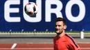 Kiper Prancis, Hugo Lloris tengah serius berlatih pada sesi latihan di Clairefontaine-en-Yvelines, Paris, (9/7/2016). (AFP/Franck Fife)